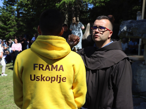 FOTO/VIDEO: Tisuće hodočasnika okupilo se na Kedžari u spomen na Divu Grabovčevu