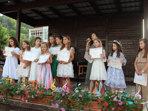 FOTO: 16. festival duhovne glazbe ''Djeca pjevaju Isusu'' u župi Prozor