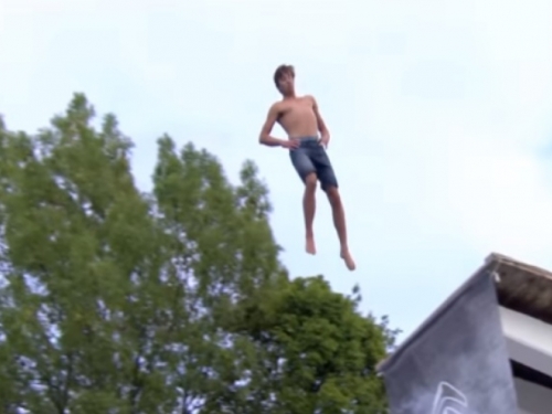 VIDEO: Skakanje u vodu na stomak!