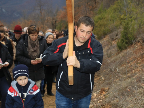 FOTO: Fra Andrija Jozić predvodio križni put na Uzdolu