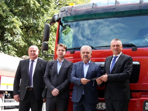 Vlada HNŽ-a donirala vatrogasna vozila Konjicu i Čitluku