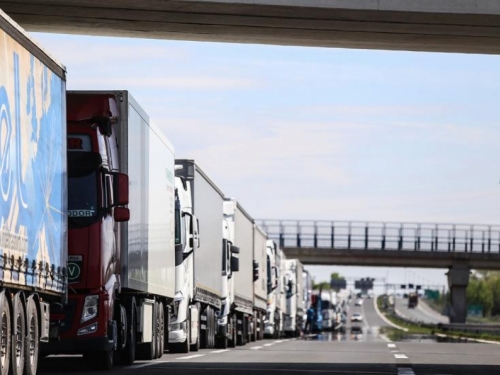 Deblokada granice: Hrvatska policija će pod pratnjom provesti 700 kamiona s robom