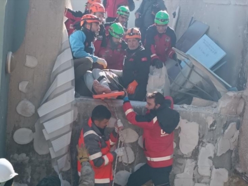 Spasilački tim iz BiH uspješno izvukao muškarca ispod ruševina 80 sati nakon potresa