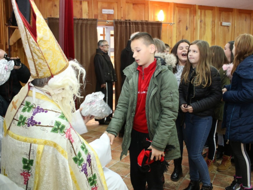 FOTO: Sv. Nikola i ove godine razveselio djecu u župi Rama Šćit