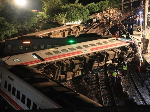 Nesreća na Tajvanu, mrtve izvlačili ispod vlaka