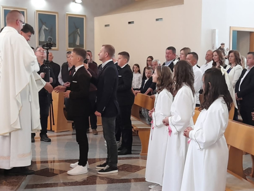 FOTO: Krizma i prva pričest u župi Uzdol