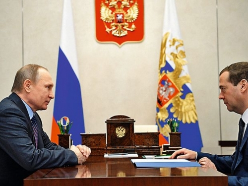 Smjenjuje li Vladimir Putin svoga odanog premijera Medvedeva?