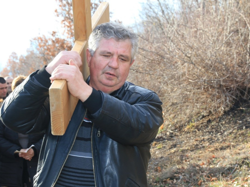 FOTO: Vlč. Stipo Knežević predvodio križni put na Uzdolu