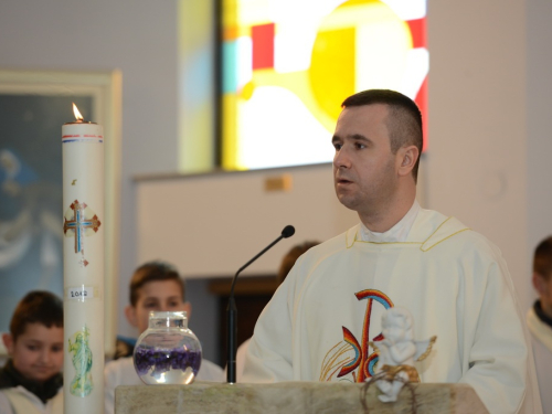 FOTO: Mons. dr. Pero Sudar blagoslovio novi križ i spomenik Stjepanu Džalti na Uzdolu