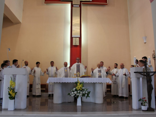 FOTO: Dan posvete crkve i duhovnih zvanja u župi Prozor