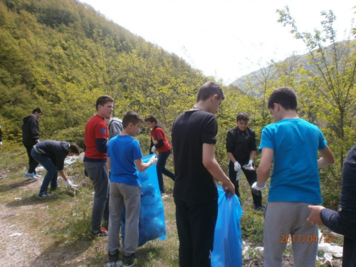 Učenici OŠ Ivan Mažuranić Gračac proveli akciju čišćenja okoliša u sklopu projekta Let’s Do It