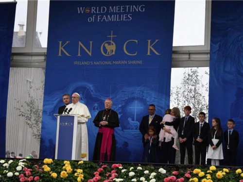 Papa Franjo u Irskoj zatražio oprost, a istodobno pozvan da odstupi