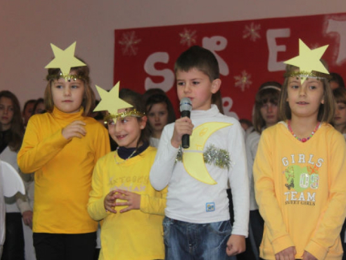 Foto: Učenici OŠ fra Jeronima Vladića Ripci priredili božićnu priredbu