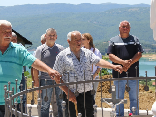 FOTO/VIDEO: U Podboru svečano blagoslovljen Gospin kip