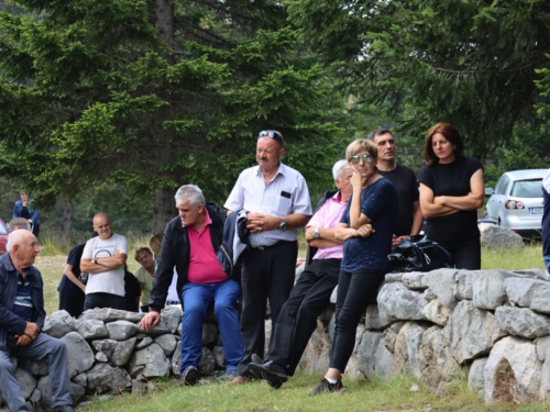 FOTO/VIDEO: Na Vranu služena sv. misa za poginule duvandžije