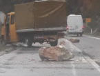 Kamen se odronio i pao na kamion, vozač ozlijeđen
