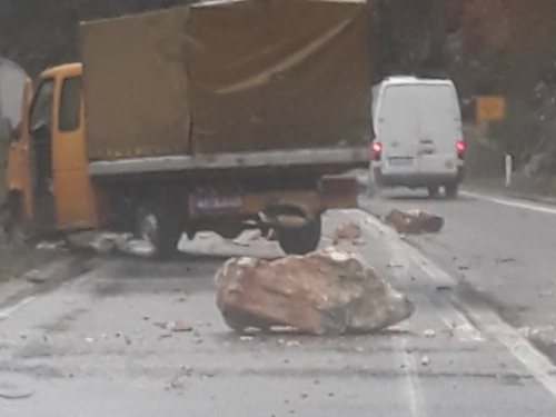 Kamen se odronio i pao na kamion, vozač ozlijeđen