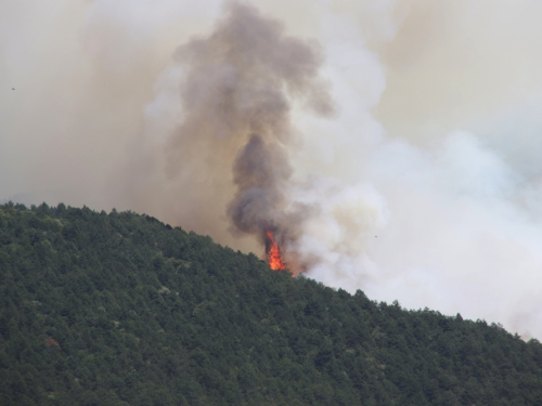 VIDEO: Veliki požar iznad Podbora: Vjetar otežava gašenje nepristupačnog terena