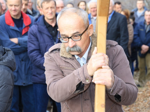 FOTO: Vlč. Stipo Knežević predvodio križni put na Uzdolu