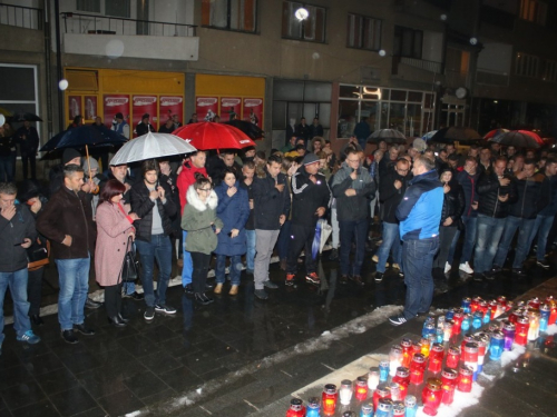 FOTO: U Prozoru zapaljene svijeće za tragično preminulog generala Slobodana Praljka