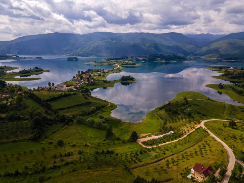 Dobrodošli u kamp ''Oaza mira'' - Vaša Oaza na obali prekrasnog Ramskog jezera!