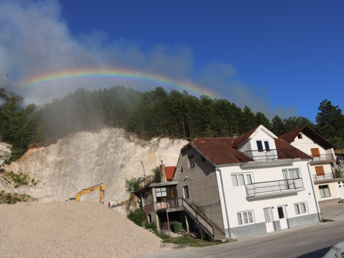 VIDEO/FOTO: Požar u Podboru - Vatrogasci nemoćni, borovina gori nekontrolirano