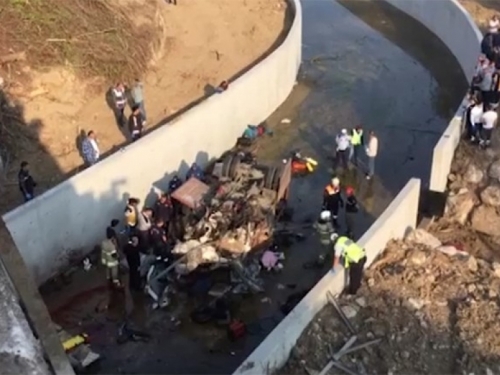 Kamion s migrantima sletio s ceste u Grčkoj. Poginulo 19 ljudi