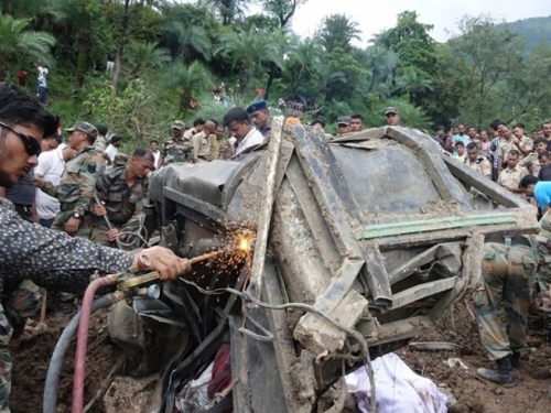 U odronima zemlje u Indiji poginulo najmanje 45 ljudi