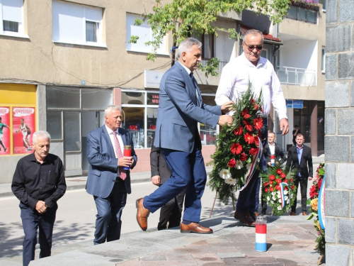 FOTO: Polaganjem vijenaca i svečanom sjednicom započelo obilježavanje Dana općine