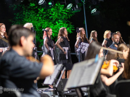 ''Čuvarice'' i Simfonijski orkestar Mostar koncertom oduševili Mostarce