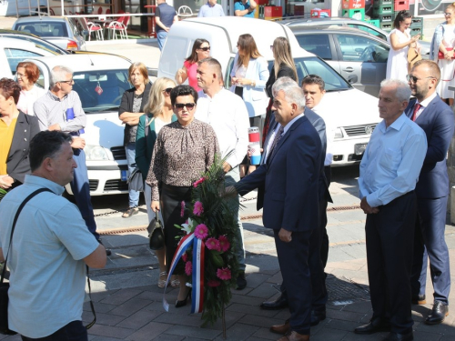 FOTO: Polaganjem vijenaca i svečanom sjednicom započelo obilježavanje Dana općine