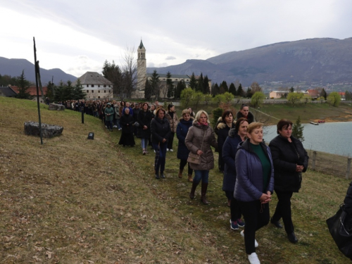 FOTO: Put križa kroz fratarski gaj na Šćitu