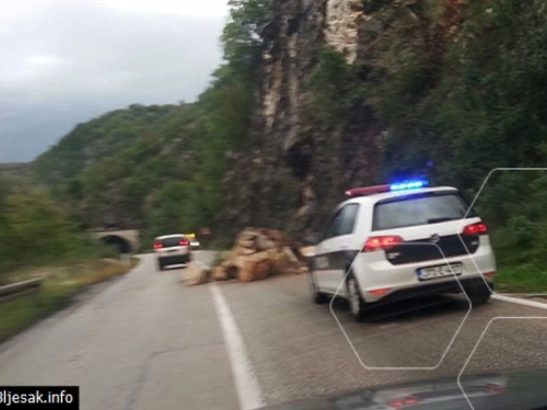 Drežnica: Na vozilo Opće bolnice Konjic obrušio se manji odron