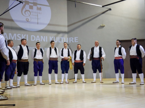 FOTO: Večer folklora u Domu kulture: Susret tradicije, glazbe i zajedništva