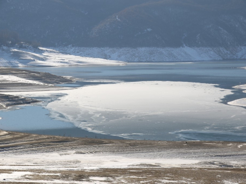 FOTO: Minusi počeli lediti Ramsko jezero