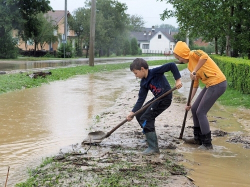 Poplave u BiH: Nestao mladić, voda nosila aute!