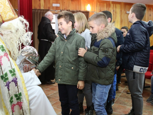 FOTO: Sv. Nikola i ove godine razveselio djecu u župi Rama Šćit