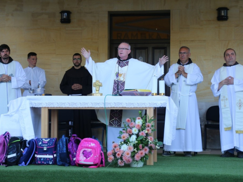 FOTO: Započela trodnevnica u župi Rama-Šćit, prvašići darovani prigodnim darovima