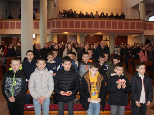 FOTO: Predstavljanje budućih prvopričesnika u župi Prozor