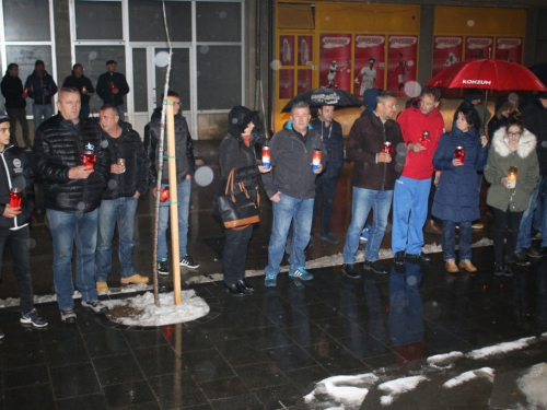 FOTO: U Prozoru zapaljene svijeće za tragično preminulog generala Slobodana Praljka