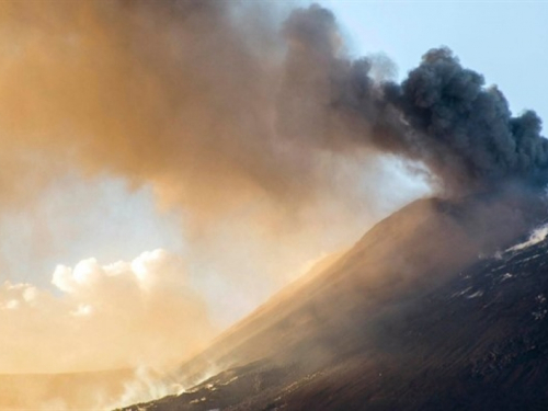 Potoci lave se i dalje slijevaju niz obronke vulkane Etna