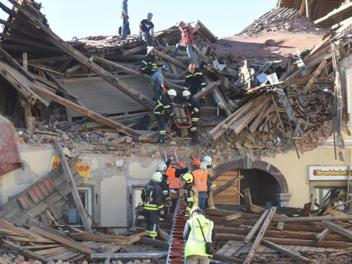 Veliki fotoizvještaj iz Petrinje: U samom centru gotovo nema zgrade koja nije razrušena