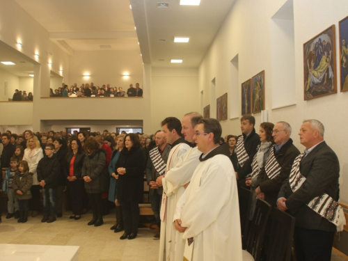 FOTO: Posveta novoga oltara i blagoslov obnovljene crkve u župi Gračac