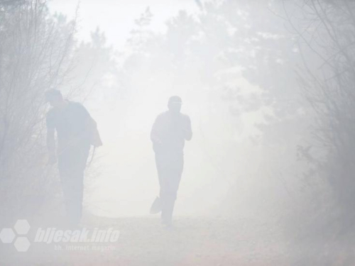 Požar u Konjicu aktivan; čuju se eksplozije mina