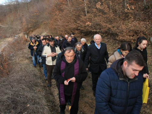 FOTO: Vlč. mr. Pero Brajko predvodio Križni put na Uzdolu