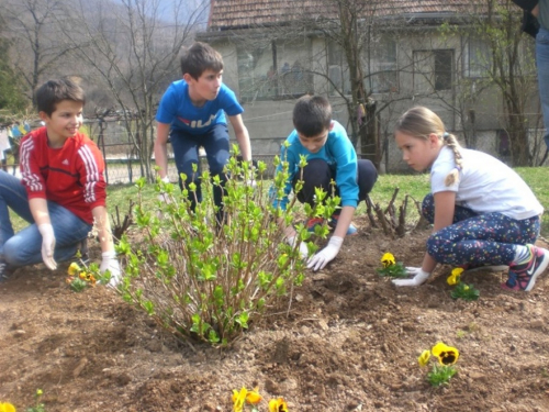 Učenici OŠ Ivan Mažuranić Gračac proveli akciju čišćenja okoliša u sklopu projekta Let’s Do It