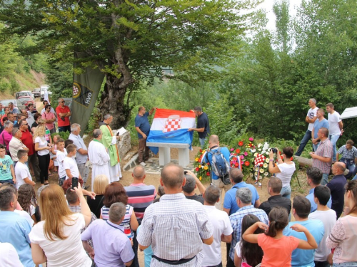 FOTO: Na Pomenu otkrivena spomen-ploča dvojici poginulih branitelja iz Rame