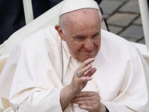 Papa Franjo želi poslati osobne mirovne izaslanike Putinu i Zelenskom