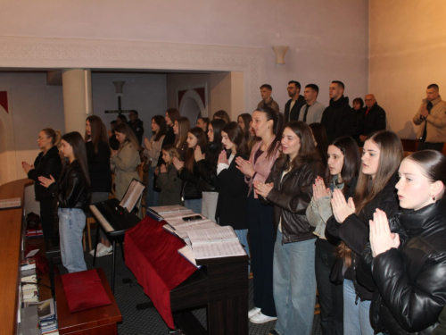 FOTO: Predstavljanje budućih prvopričesnika u župi Prozor