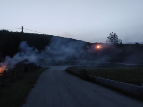 FOTO: Paljenjem svitnjaka Rama dočekuje sv. Ivu